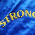 Logo Sponsora Strongbow na koszulce Leeds