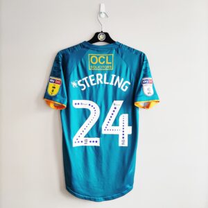 Trzecia koszulka Mansfield Town (#24. Sterling) match issue z sezonu 2019-20 w kolorze turkusowym marki Surridge.