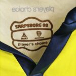Wyjazdowa koszulka Sarpsborg z sezonu 2017 w kolorze seledynowym.