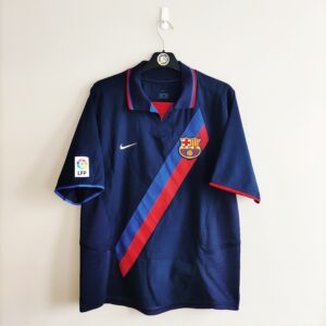 Wyjazdowa koszulka FC Barcelona z sezonu 2002-03 w kolorze granatowym marki Nike.
