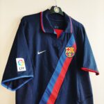 Wyjazdowa koszulka FC Barcelona z sezonu 2002-03 w kolorze granatowym marki Nike.