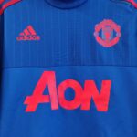 Bluza treningowa Manchester United z sezonu 2015-16 w kolorze granatowo-czerwonym marki Adidas.