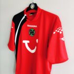 Domowa koszulka Hannover 96 (#31. T Brdaric) z sezonu 2005-06 w kolorze czerwono-czarnym marki Diadora.