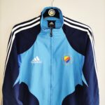 Bluza treningowa Djurgardens IF z sezonu 2004 w kolorze niebieskim marki Adidas.