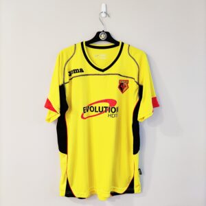 Domowa koszulka Watford z sezonu 2008-09 w kolorze żółtym marki Joma.