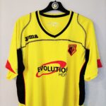 Domowa koszulka Watford z sezonu 2008-09 w kolorze żółtym marki Joma.