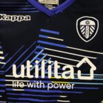 Koszulka wyjazdowa Leeds United (#7 K. Roofe) z sezonu 2018-19 w kolorze granatowym marki Kappa.