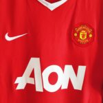 Domowa koszulka Manchester United z sezonu 2010-11 w kolorze czerwonym marki Nike.
