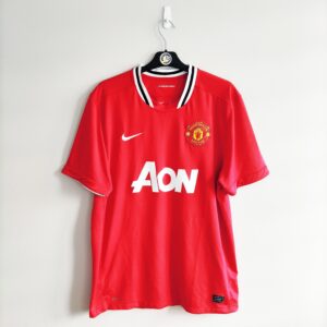 Domowa koszulka Manchester United z sezonu 2011-12 w kolorze czerwonym marki Nike.