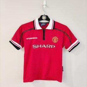 Koszulka domowa Manchester United z sezonu 1998-99 w kolorze czerwonym marki Umbro.