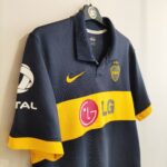 Koszulka domowa Boca Juniors z sezonu 2009-10 w kolorze granatowo-żółtym marki Nike.