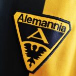Domowa koszulka Alemannia Aachen z sezonu 2001-02 w kolorze żółto-czarnym marki Nike.