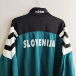 Bluza treningowa reprezentacji Słowenia z lat 1997-98 w kolorze zielono-czarnym marki Adidas.