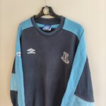 Bluza treningowa Everton 1999-00 w kolorze granatowym marki Umbro.