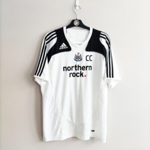 Koszulka treningowa Newcastle Unted z sezonu 2008-09 w kolorze biało-czarnym marki Adidas.