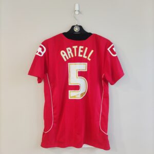 Crewe Alexandra koszulka domowa (#5 D. Artell) z sezonu 2011-12 w kolorze czerwonym marki Carbrini.